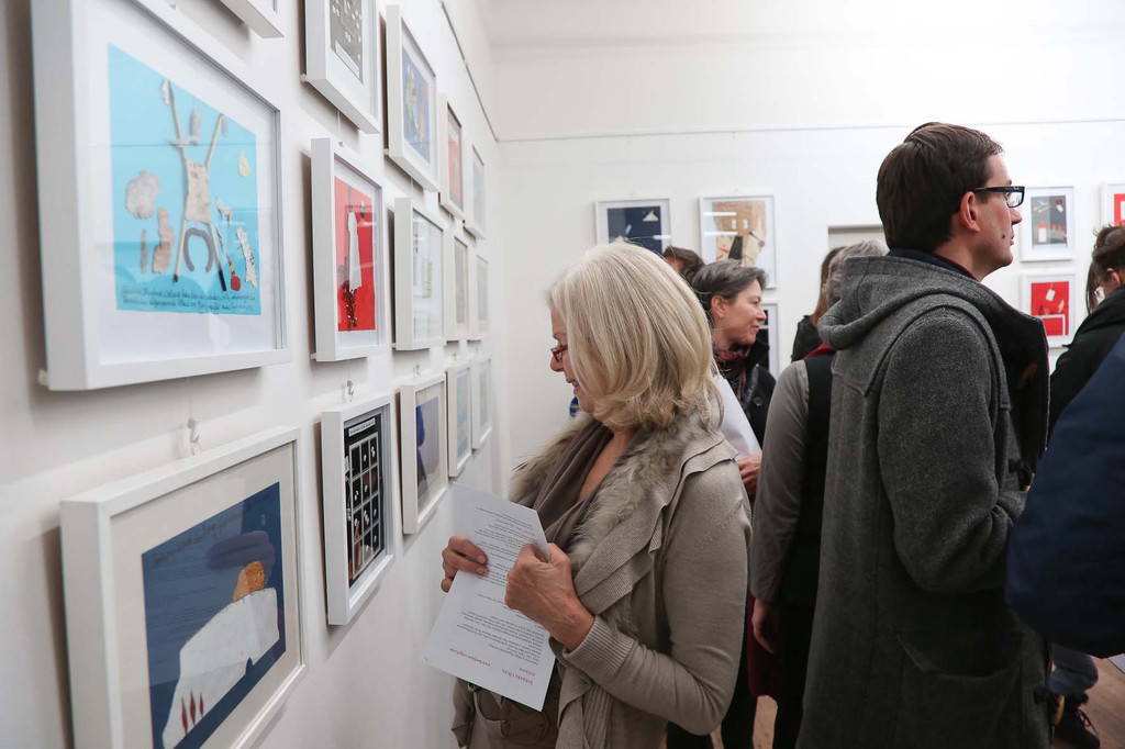 Bild 7_Ausstellungsgeschehen mit Elfriede Hammerl und G__nther Oberhollenzer.jpg