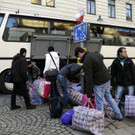 Flüchtlinge verlassen die Votivkirche und ziehen ins Servitenkloster