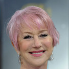 Helen Mirren mit pinken Haaren