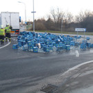 Unfall in Schwechat: Lkw verliert unzählige volle Getränkekisten