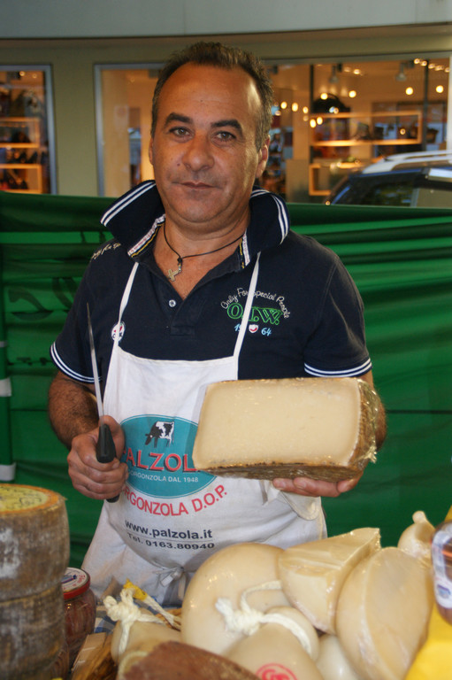 Italienischer Markt Oktober 2012 K__se 1_jpg-1362984225