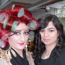 Haarwerk 028 Modell Semra mit Friseurlehrling Ebru.JPG