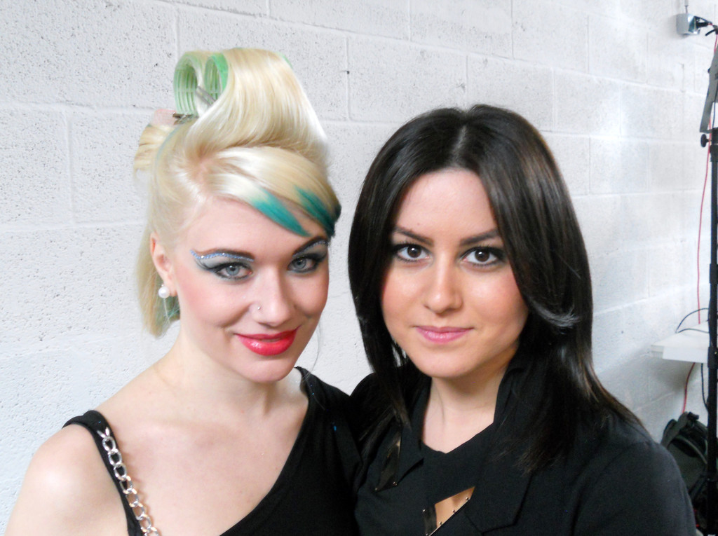 Haarwerk 021 Modell Janine Aufhammer und Friseurlehrling Emina Kinis.JPG