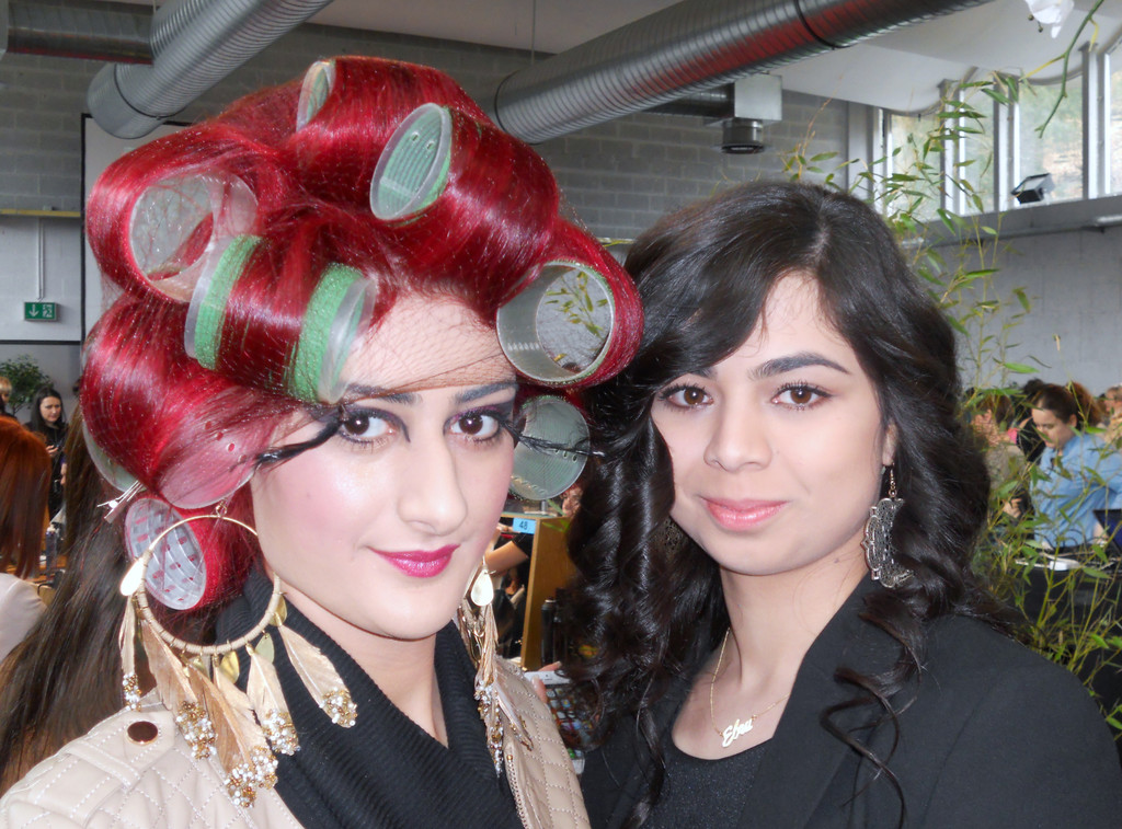 Haarwerk 028 Modell Semra mit Friseurlehrling Ebru.JPG