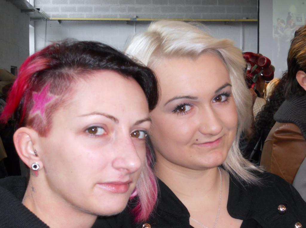 Haarwerk 041 Modell Vicky und Friseurlehrling Nina.JPG