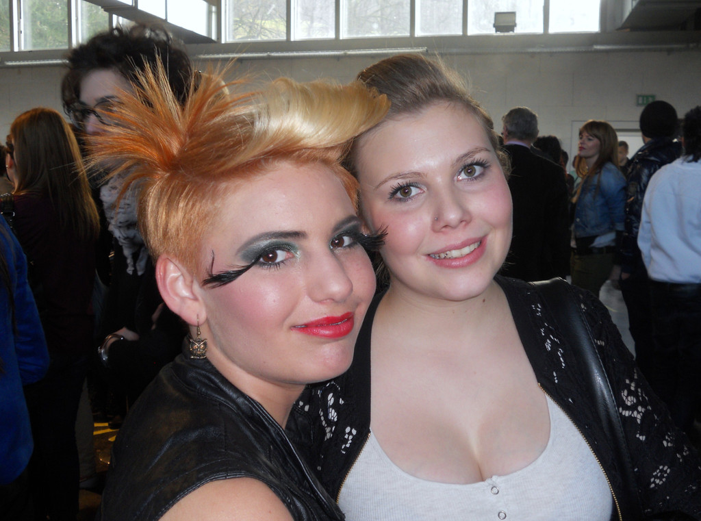 Haarwerk 2 001 Modell Isabel Themel und Friseurlehrling Sophia Ennemoser.JPG