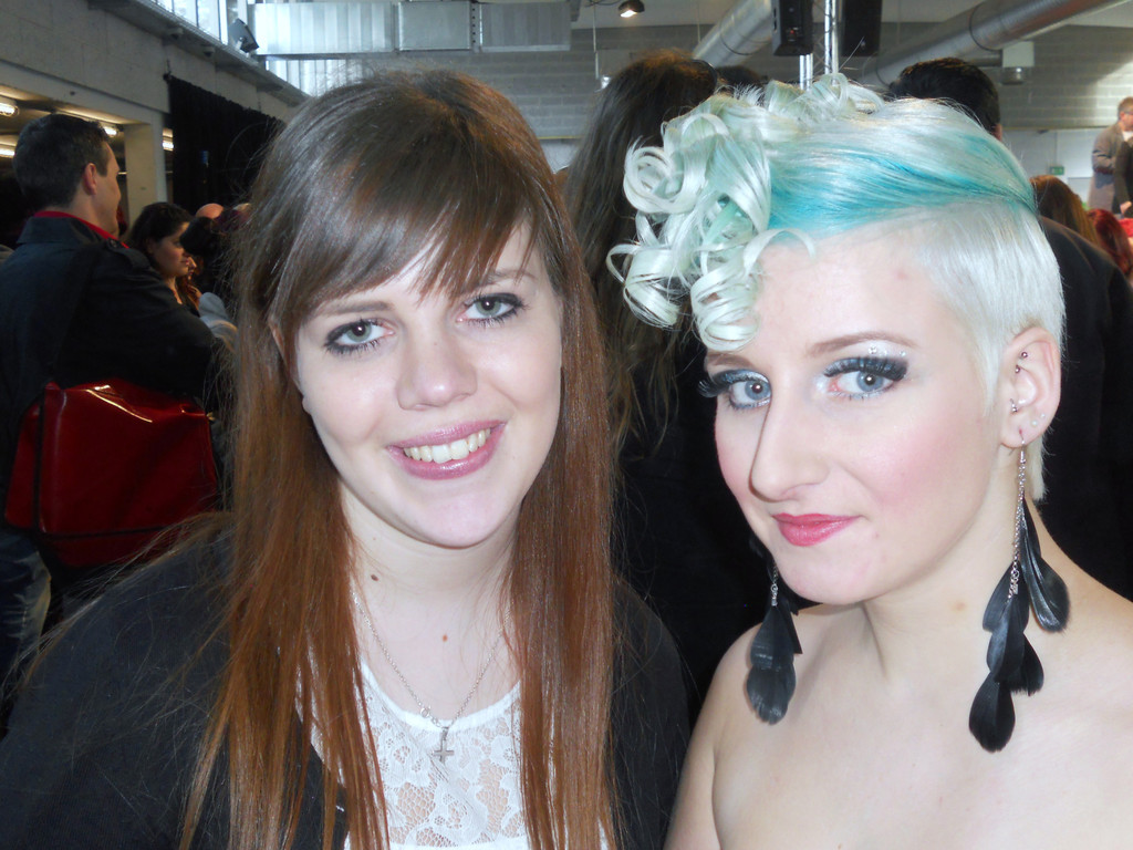 Haarwerk 2 002 Friseurlehrling Eva Maria Giselbrecht und Modell Nadine Sch__tzer.JPG