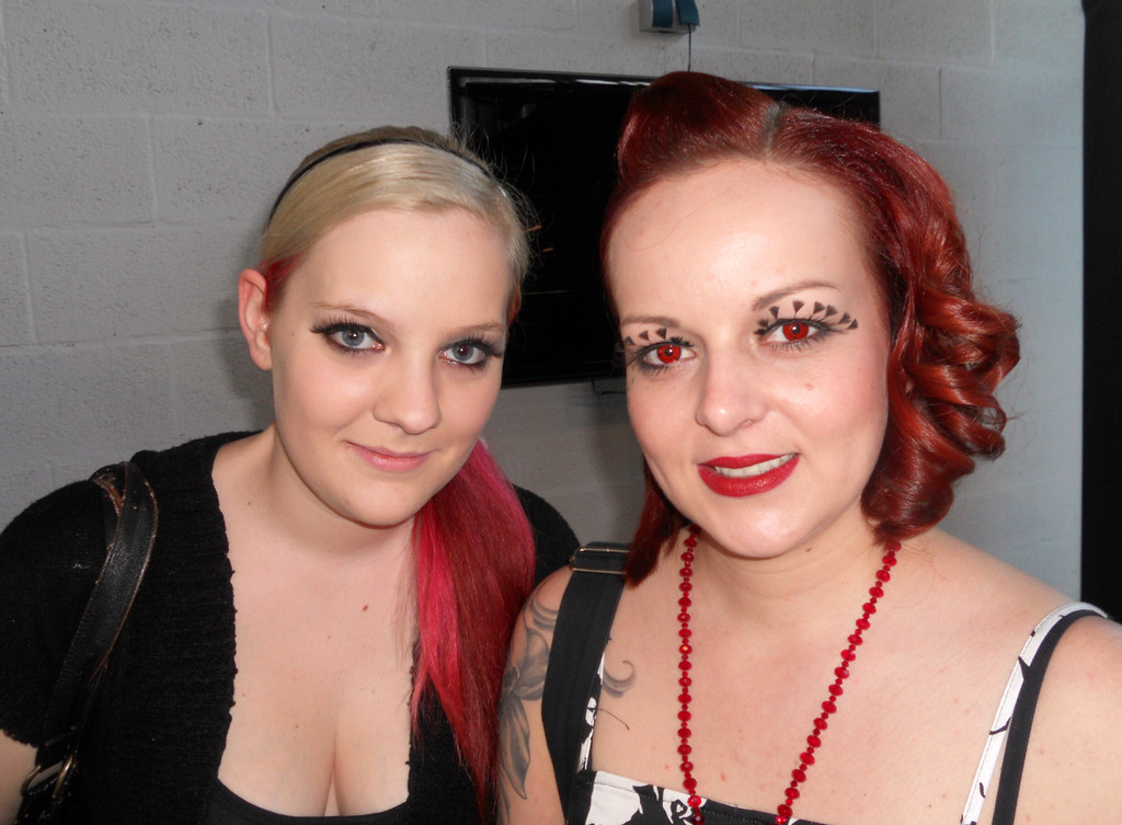 Haarwerk 2 003 Friseurlerling Jenny und Modell Sonja.JPG