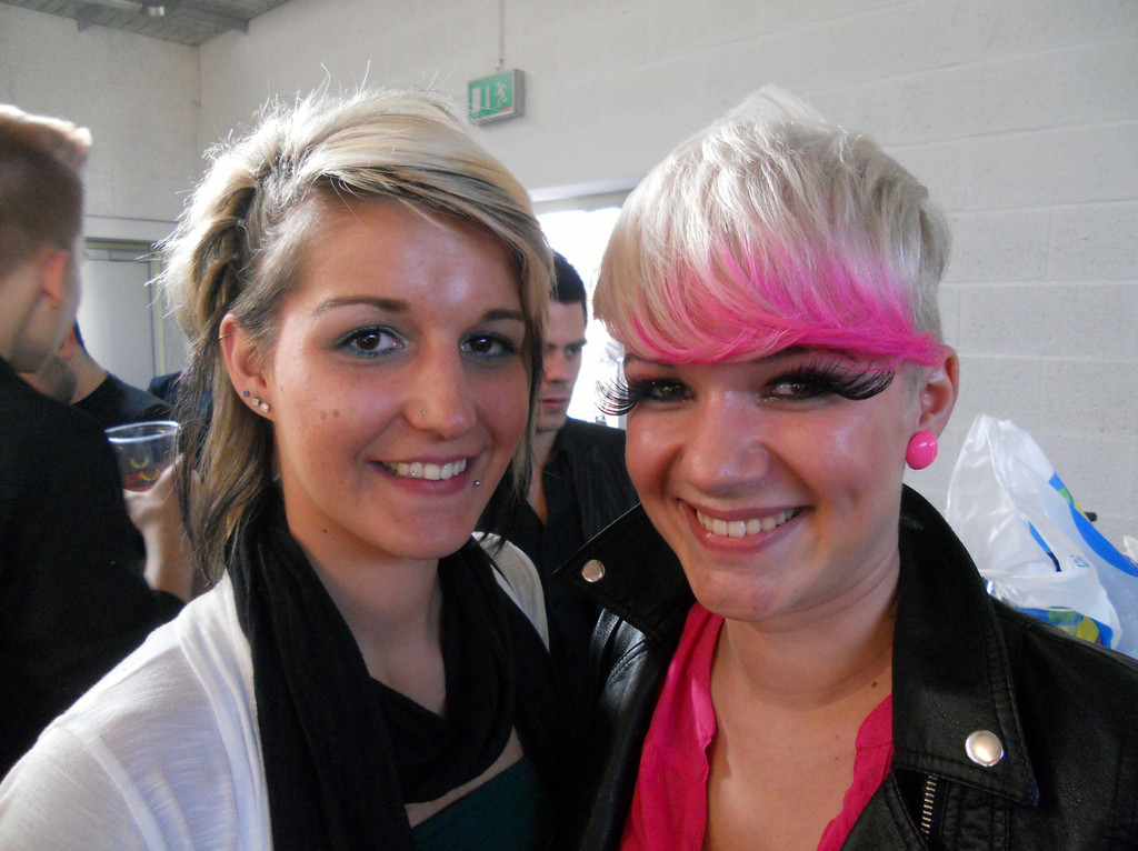 Haarwerk 2 007 Friseurlehrling Jacqueline Vigl mit ihrem Modell Olivia Graf.JPG