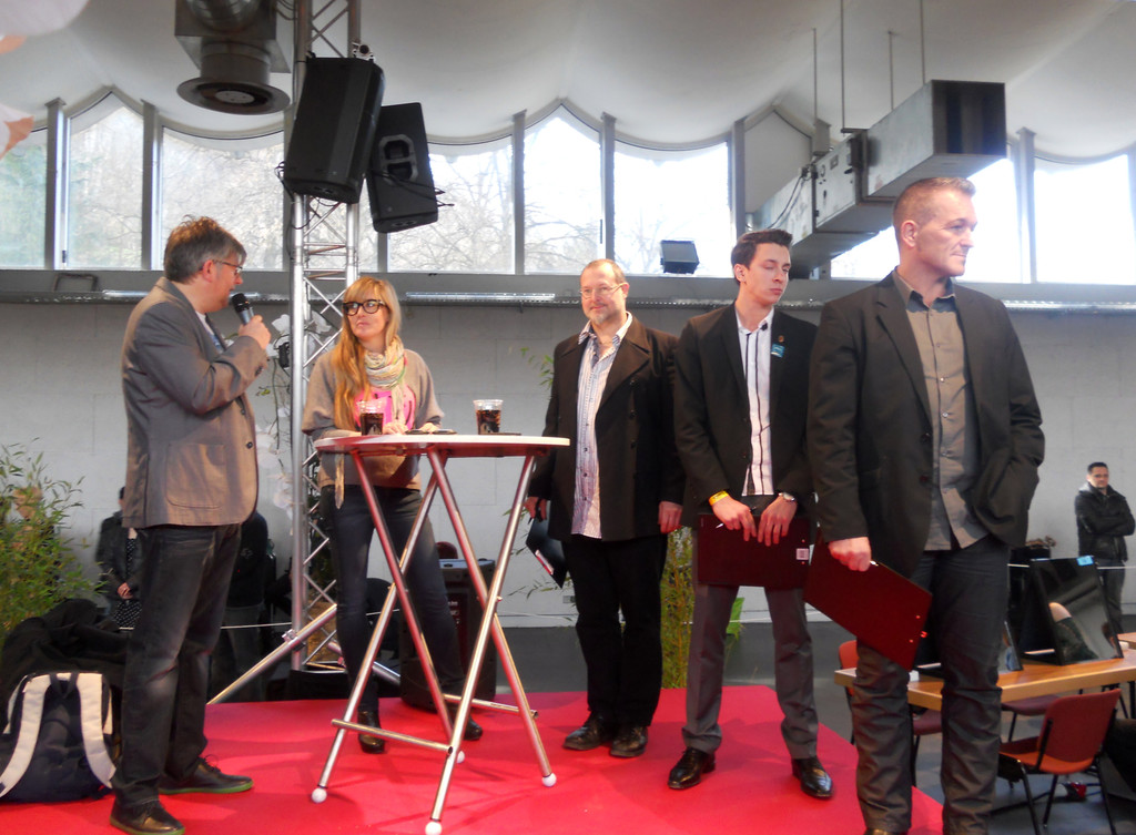 08 Moderator Martin Strolz mit der Fachjury.JPG