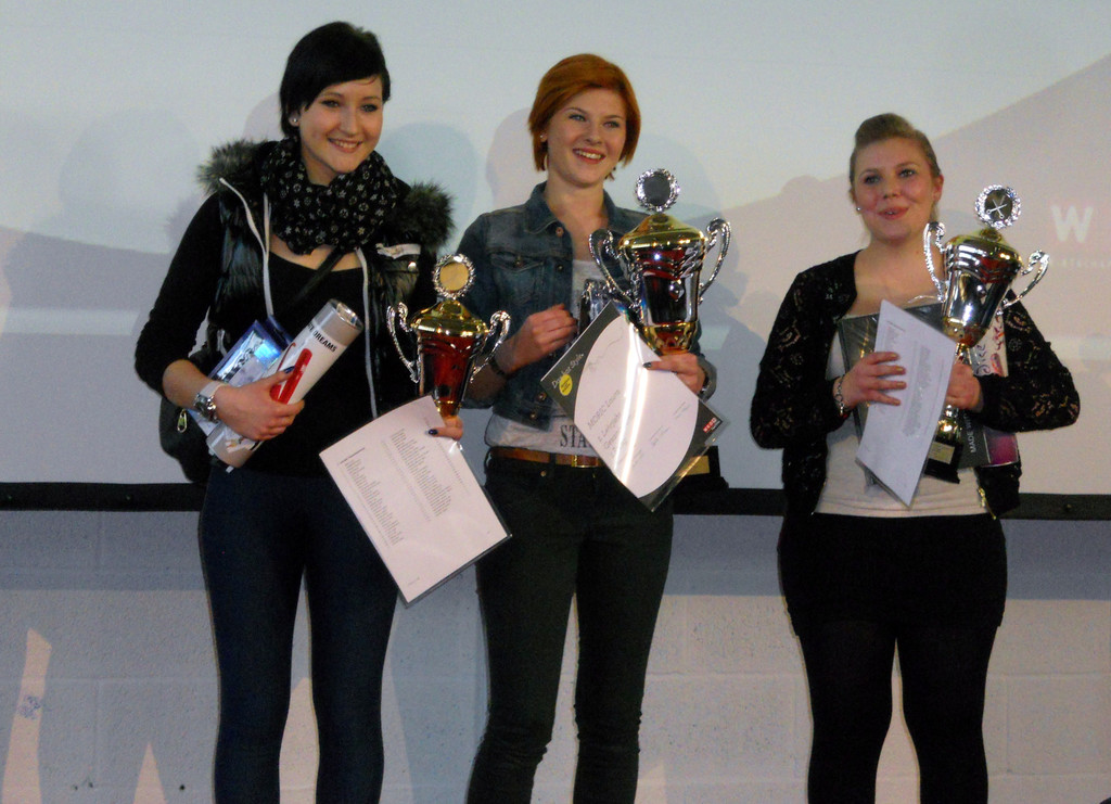 31 Gesamtsiegertrio Erstes Lehrjahr  Cheyenne Krewer_ Laura Moric und Sophia Ennemoser.JPG