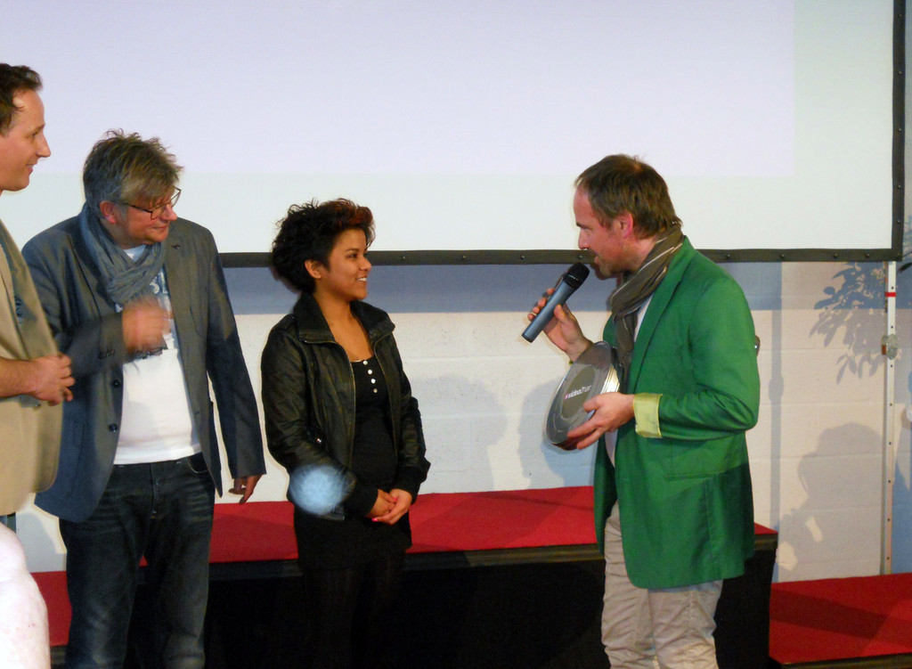 42 Branchenvision__r Andres Innfeld __berreicht Geamtsiegerin Janine L__sser das Ticket f__r die Teilnahme am Video2Hair in .JPG