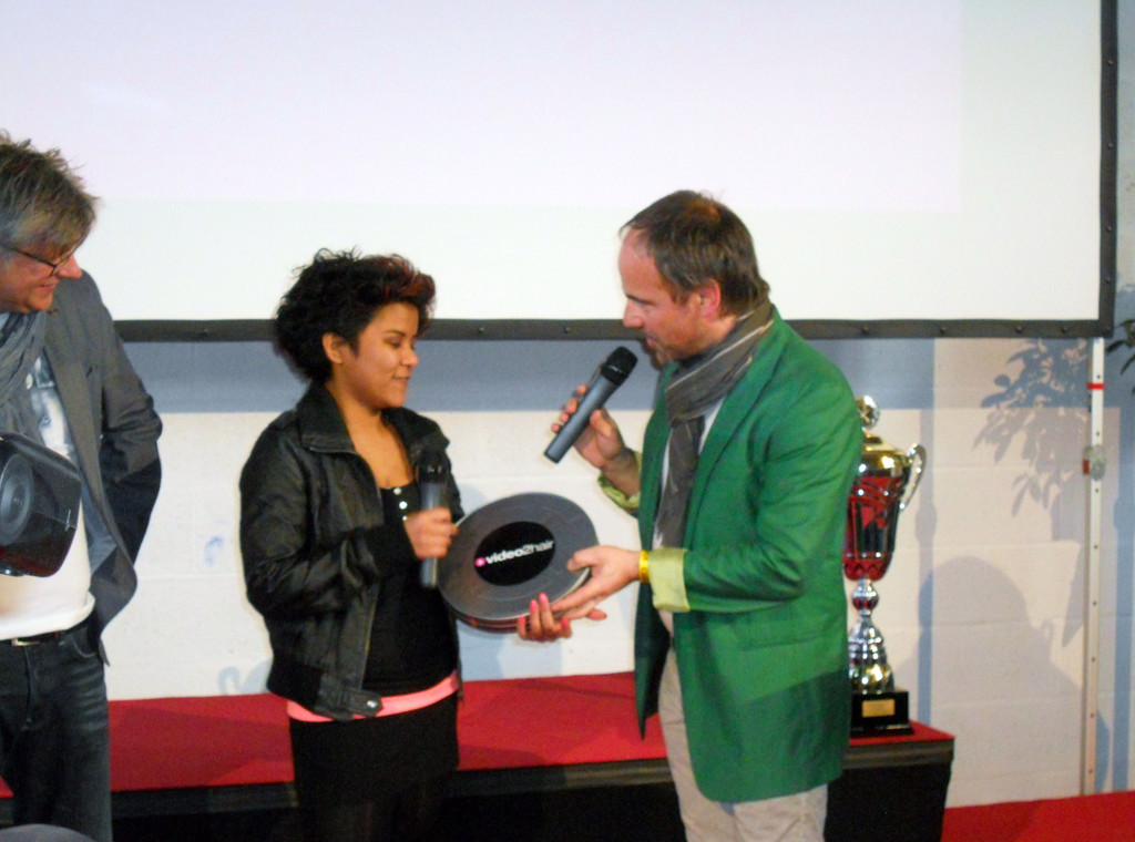 43 Branchenvision__r Andres Innfeld __berreicht Geamtsiegerin Janine L__sser das Ticket f__r die Teilnahme am Video2Hair in .JPG