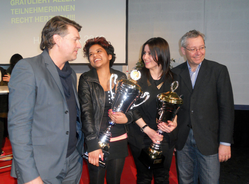 47 Siegerinnen Janine L__sser und Emine Kinis mit Innungsmeister G__nther Plaickner und Landesstatthalter Karlheinz R__disse.JPG
