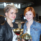 51 Modell Sarah mit Gesamtsiegerin Erstes Lehrjahr Laura Moric.JPG