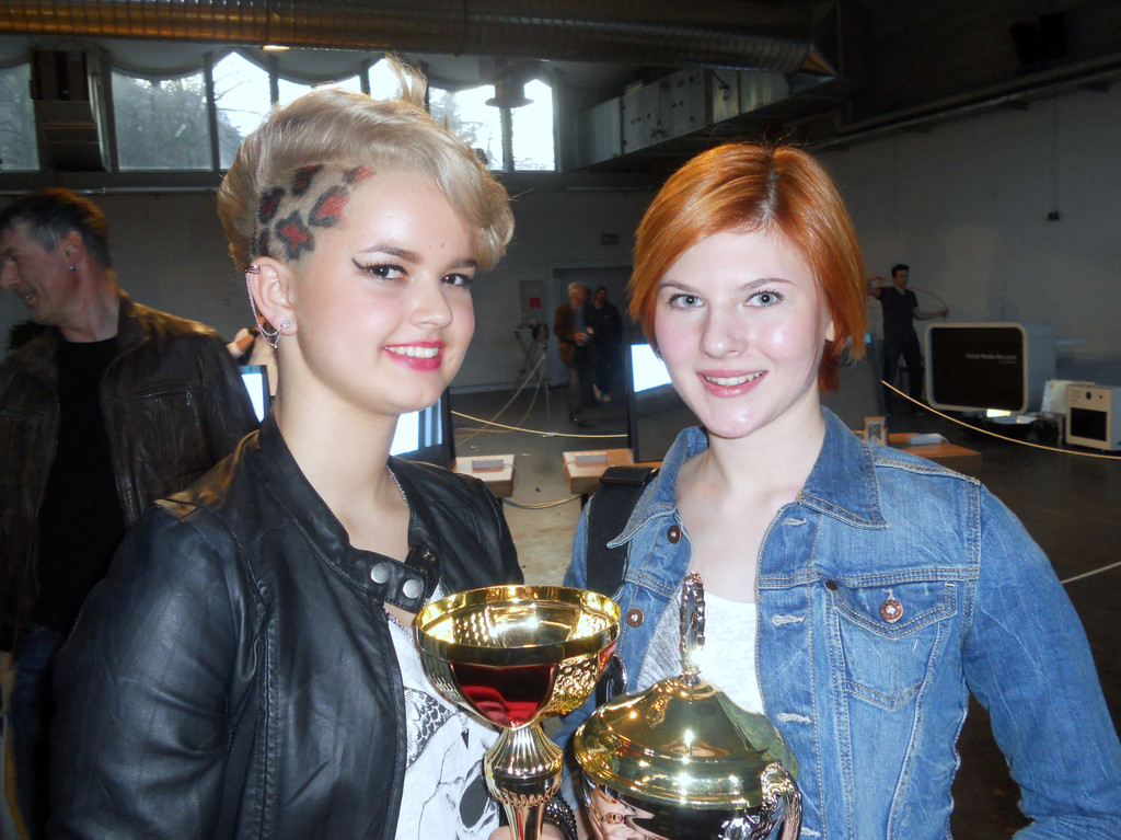 51 Modell Sarah mit Gesamtsiegerin Erstes Lehrjahr Laura Moric.JPG