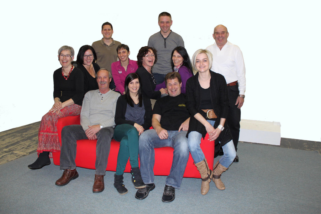 gruppenbild rote couch ausgeschnitten_jpg-1363533117