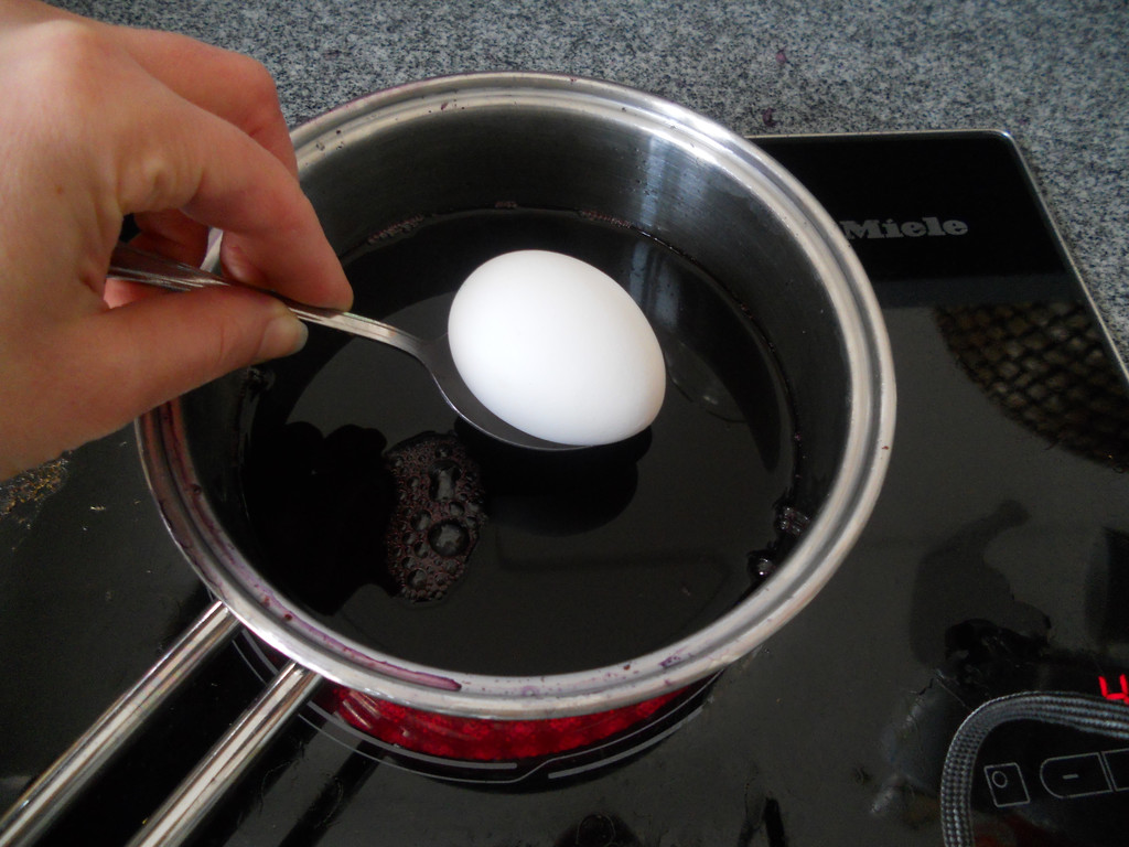 02 Eier in den Farbsud legen___.JPG