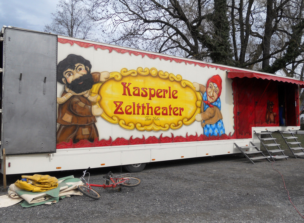 02 Wohnwagen des Kasperlezelttheaters.JPG