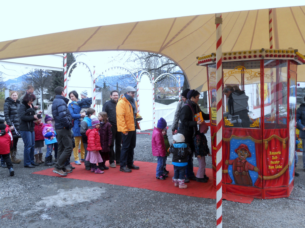 03 Warteschlange am Kassenh__uschen.JPG