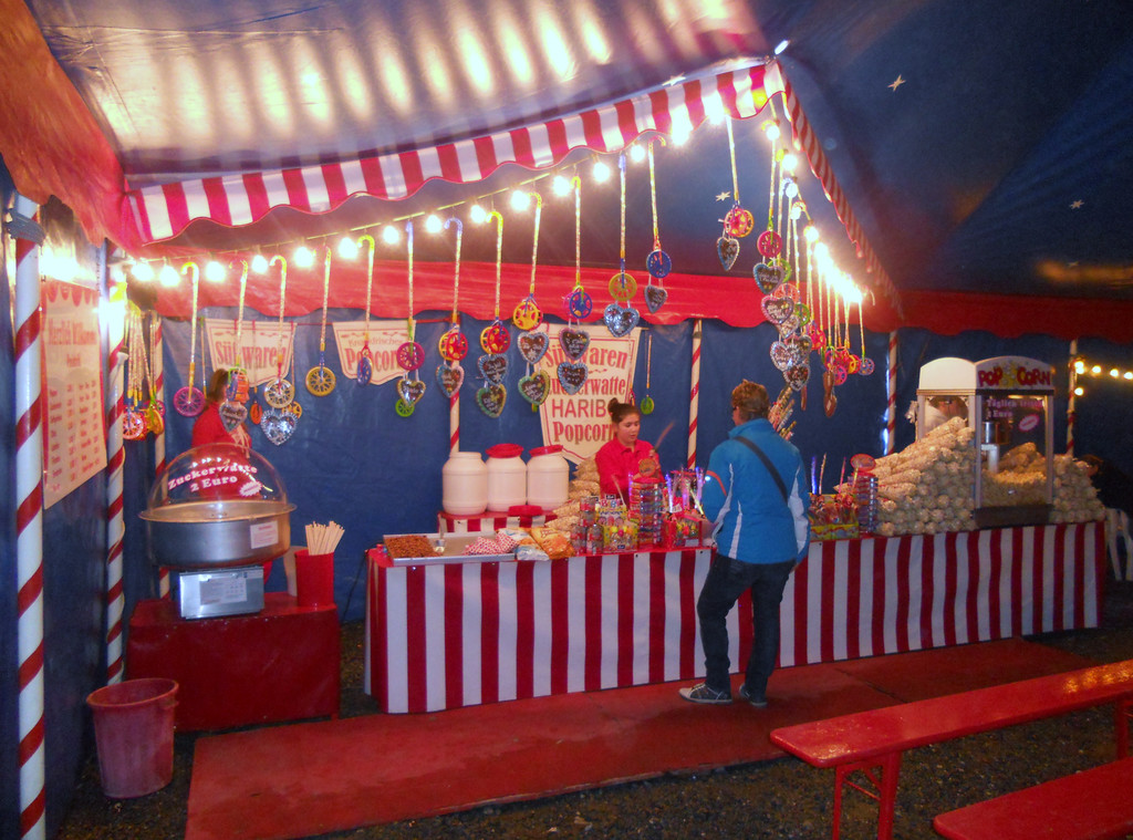 18 Popcorn und Zuckerstangen zur St__rkung.JPG