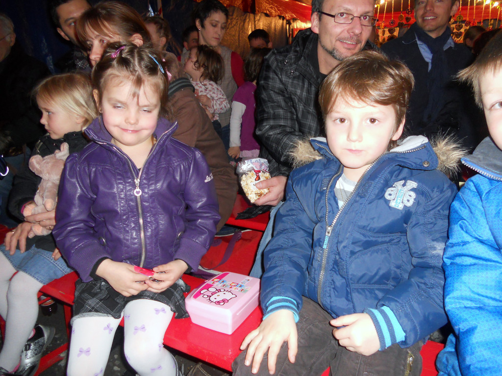 19 Die Kinder freuen sich auf den Kasperl.JPG