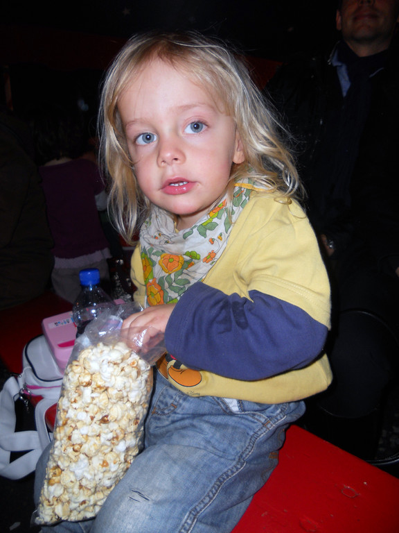 24 Alexander _3_ beim Popcorn-Naschen.JPG