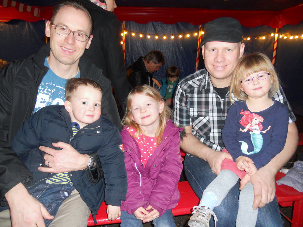 33 Julian _3__ Melanie _5_ und Madeleine _3_ mit ihren V__tern_.JPG