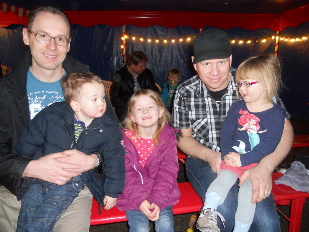 34 Julian _3__ Melanie _5_ und Madeleine _3_ mit ihren V__tern.JPG