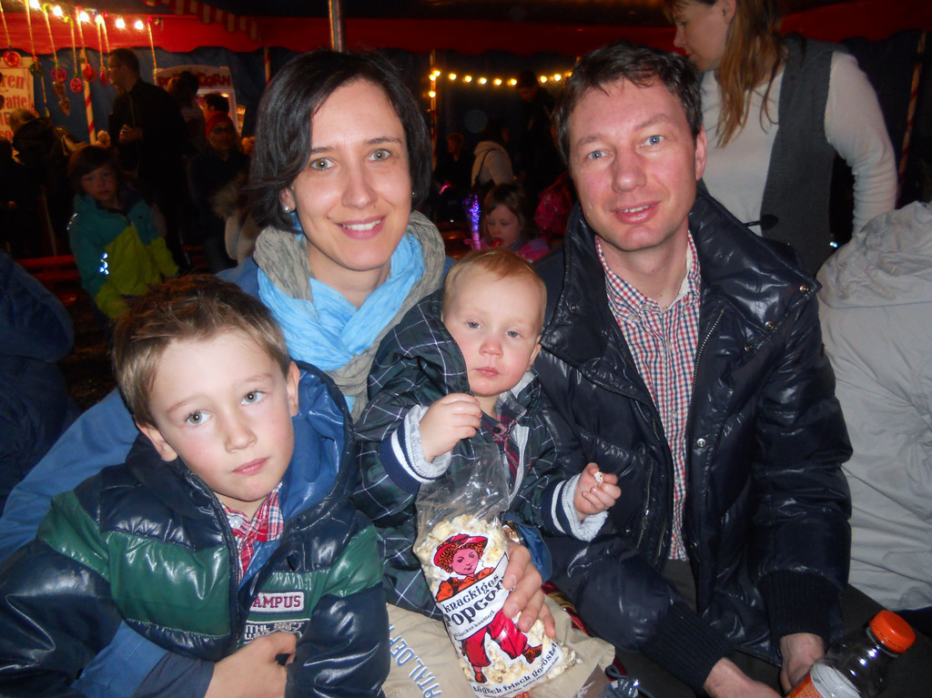 43 Maximilian _4_ und Tobias _1_5_ mit Eltern.JPG