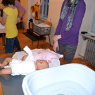 07 Ge__bt wird an der Babypuppe.JPG