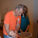 08 Armin Schneider zeigt das richtige Baden des Babys.JPG