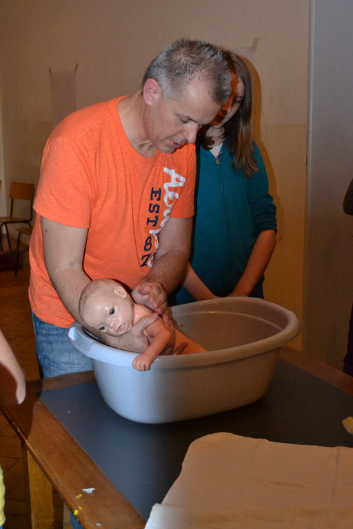 08 Armin Schneider zeigt das richtige Baden des Babys.JPG