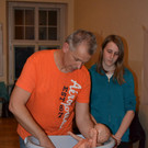 09 Armin Schneider demonstriert das Babybad.JPG
