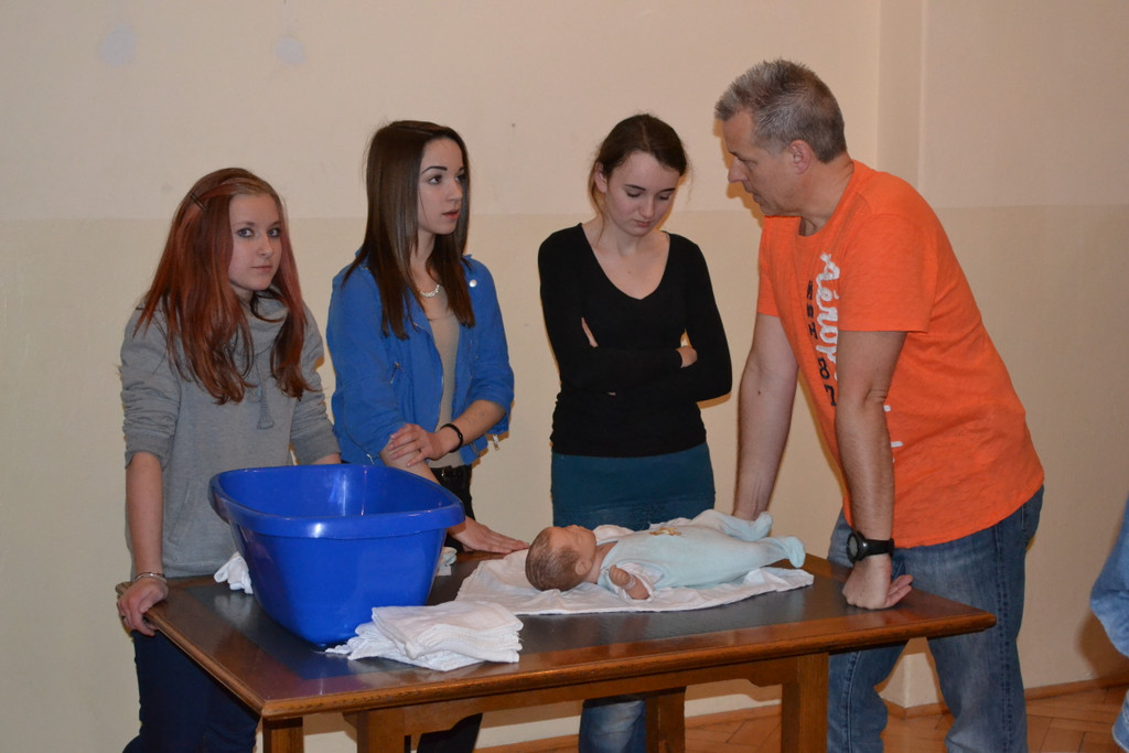 10 Armin Schneider unterst__tzt die Babysitterinnen.JPG