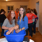 24 Anja _14_ und Lora _14_ baden die Babypuppe.JPG