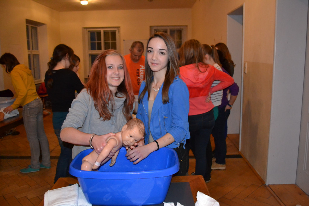 24 Anja _14_ und Lora _14_ baden die Babypuppe.JPG
