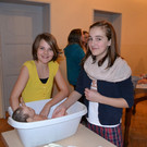 28 Stefanie _13_ und Lisa _12_ __ben das Baden an einer Puppe.JPG