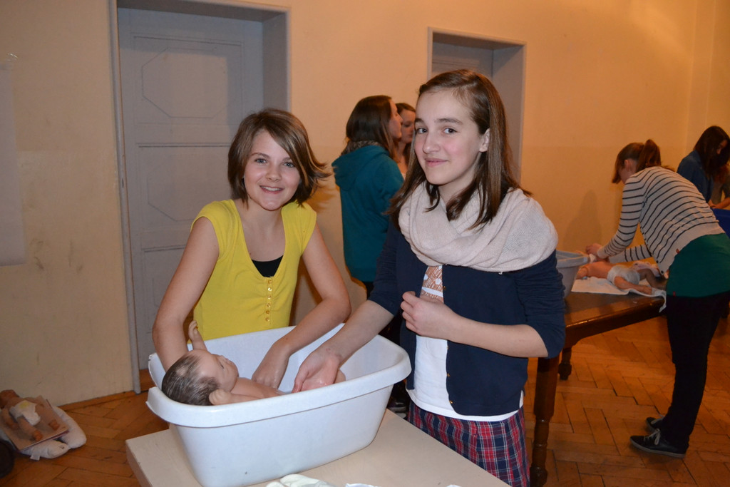 28 Stefanie _13_ und Lisa _12_ __ben das Baden an einer Puppe.JPG