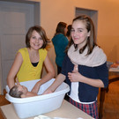 29 Stefanie _13_ und Lisa _12_ waren in der Verwandtschaft schon als Babysitterinnen t__tig.JPG