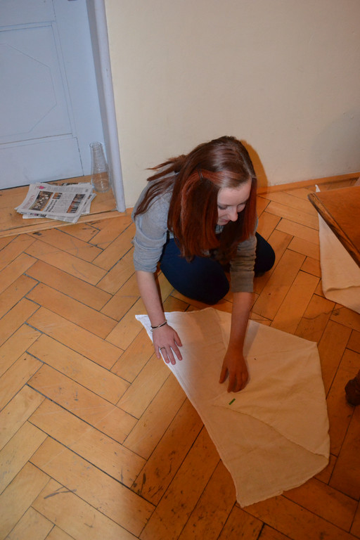 33 Anja _14_ faltet die Stoffwindel.JPG