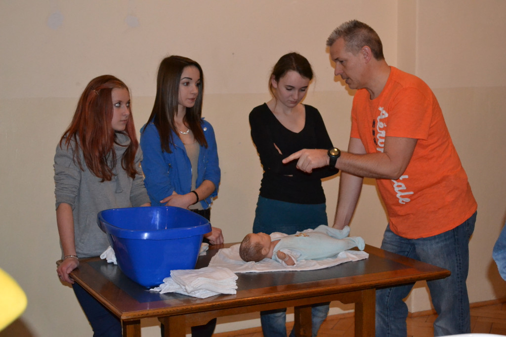 48 Armin Schneider erkl__rt den Kursteilnehmerinnen die Babypflege.JPG