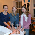 53 Olivia _13__ Hannah _13_ und Lena _12_ haben die Babypuppe gebadet.JPG