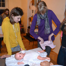 56 Lilli _13__ Julia _14_ und Marina _16_ versorgen ihr Baby.JPG