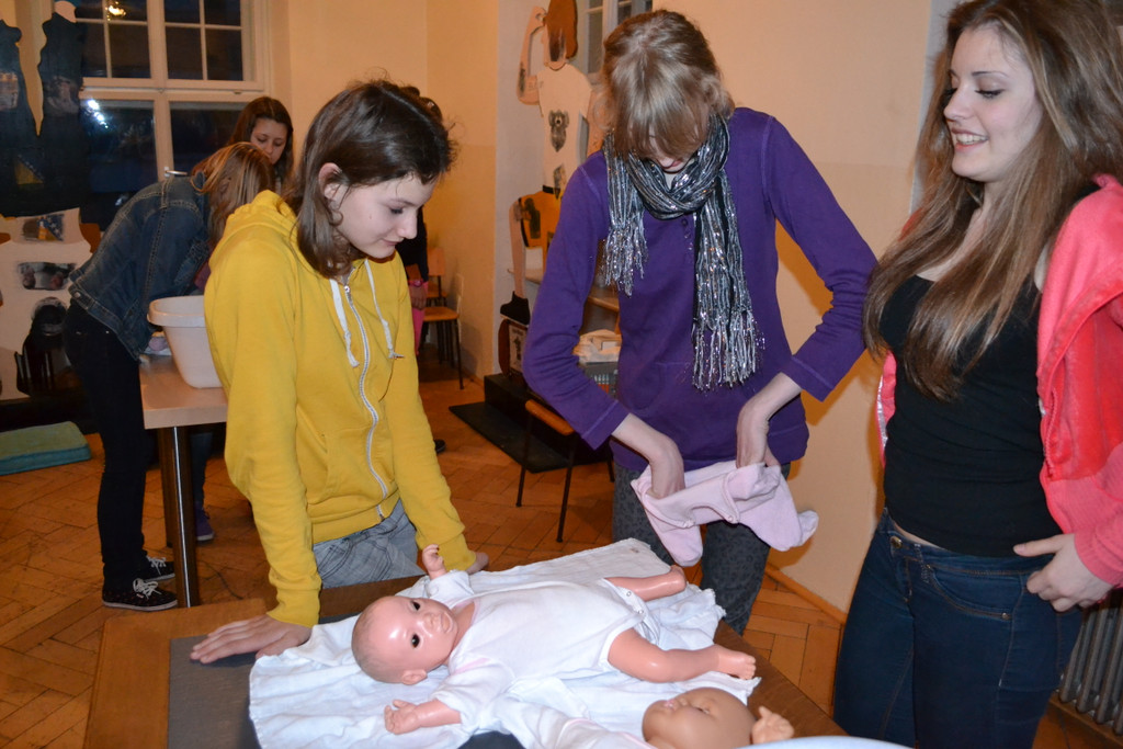 56 Lilli _13__ Julia _14_ und Marina _16_ versorgen ihr Baby.JPG