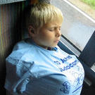 busfahrt_eigenwillige_schlafposition.jpg
