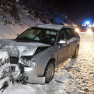 Klaus: Auf Schneefahrbahn in Mauer gekracht