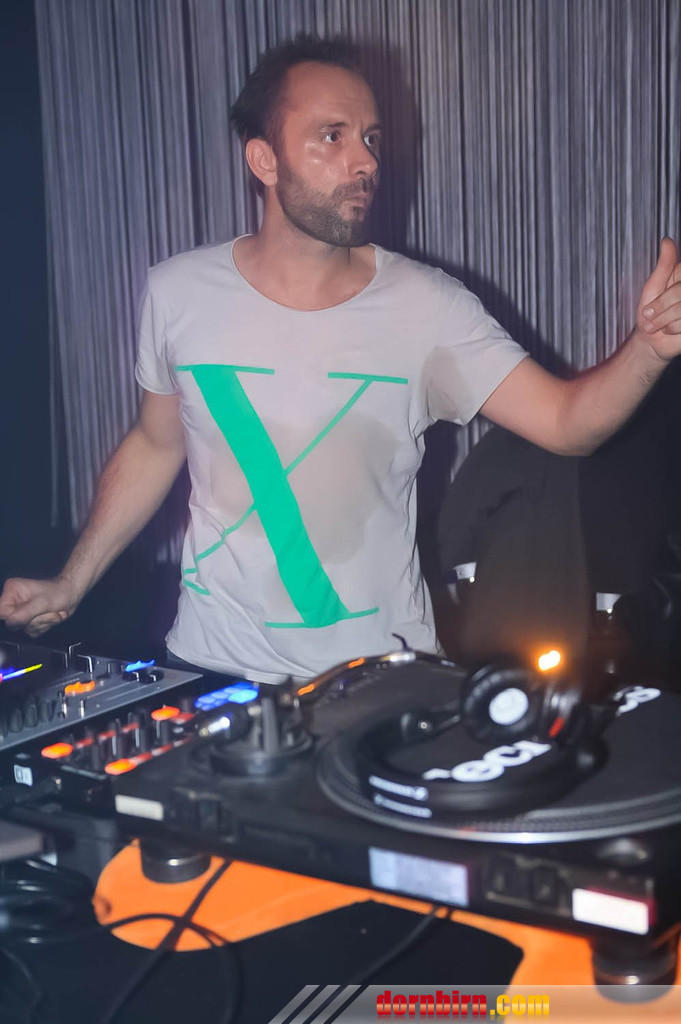 8965042.jpg