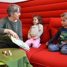 04 Nora _3_ und Max _4_ h__ren gespannt zu.JPG