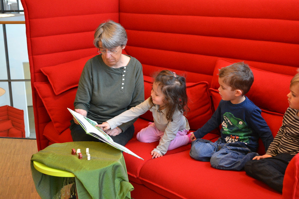 05 Nora _3_ und Max _4_ sind sehr interessiert.JPG